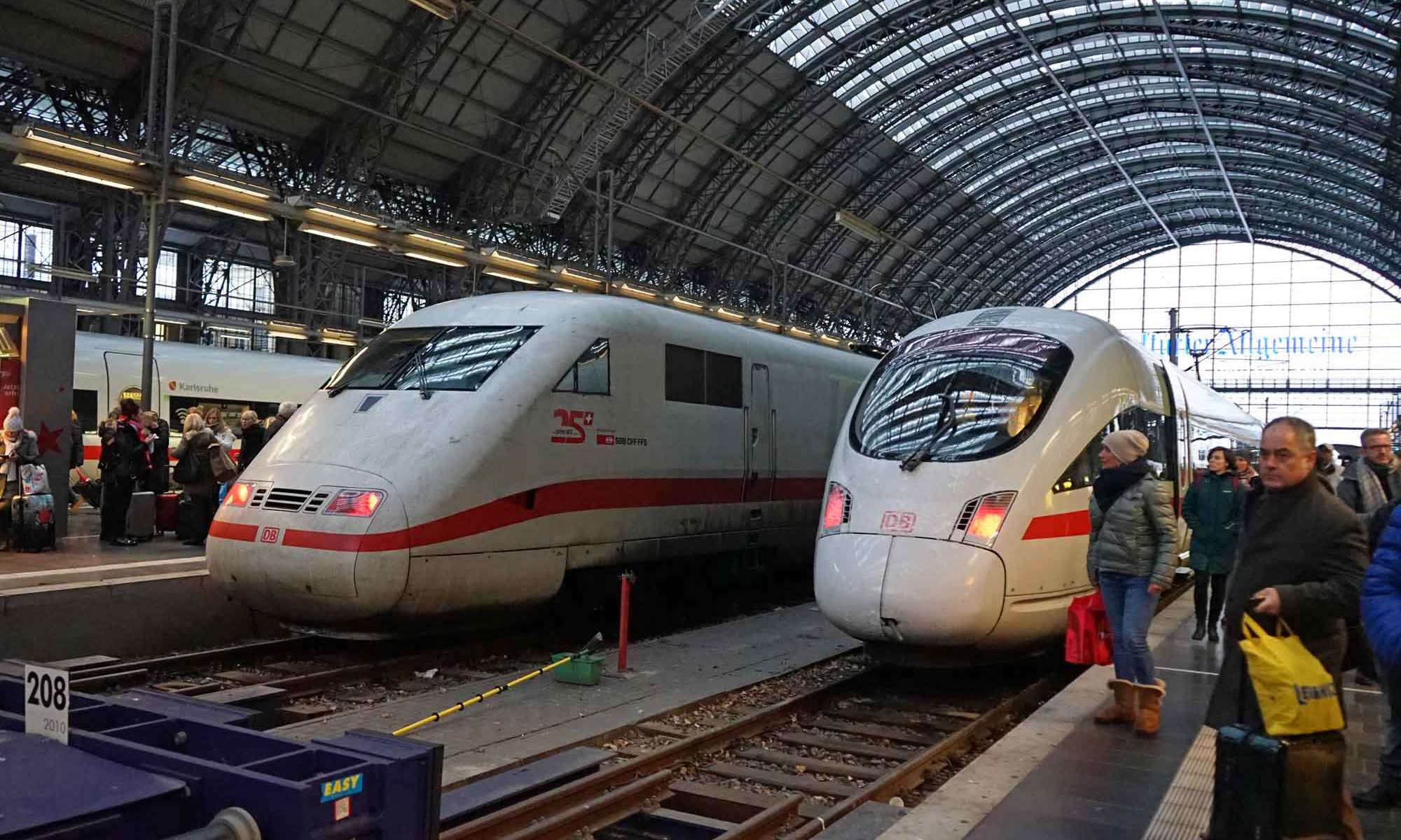 Volle Bahnsteige in Frankfurt (Main) Hbf: Nach einem Wintereinbruch am 10. Dezember 2017 kam es zu massiven Verspätungen im Bahnverkehr