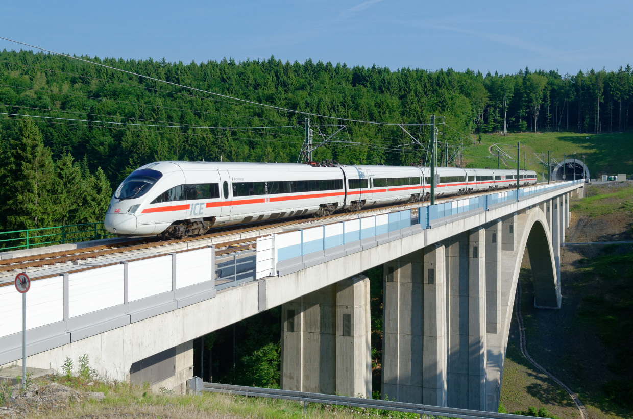 VDE 8 - „Berlin – München unter vier Stunden. ICE T Baureihe 411 während einer Testfahrt im Thüringer Wald